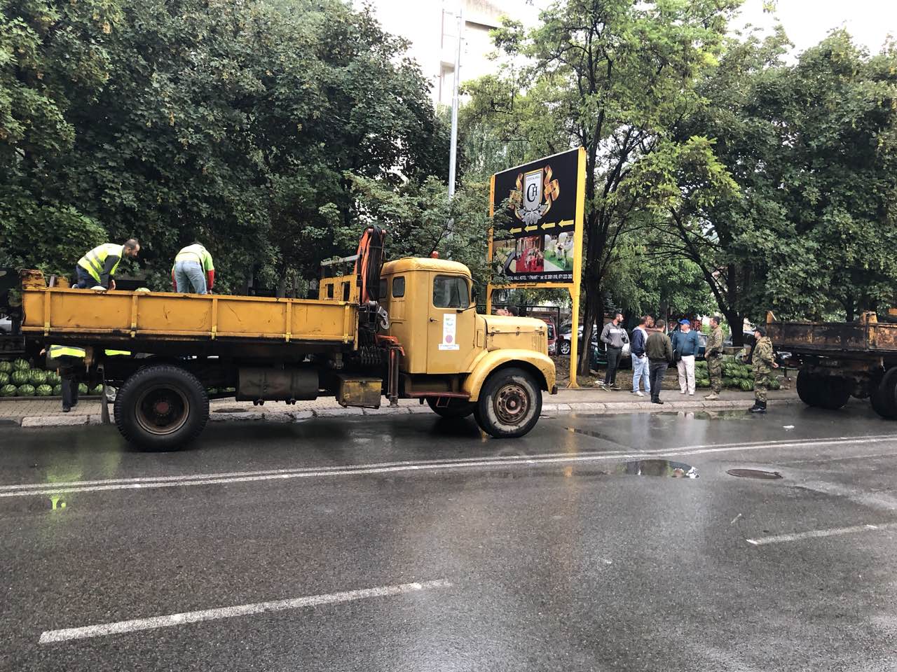 УТРИНСКА АКЦИЈА ЗА ОТСТРАНУВАЊЕ НА ДИВОПОСТАВЕНИ ТЕЗГИ НА ТРОТОАРИ И ЗЕЛЕНИ ПОВРШИНИ 