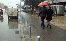 ПРОДОЛЖУВА ПОСТАВУВАЊЕТО ЗАШТИТНИ СТОЛПЧИЊА НА ТРОТОАРИТЕ ВО ЦЕНТАРОТ