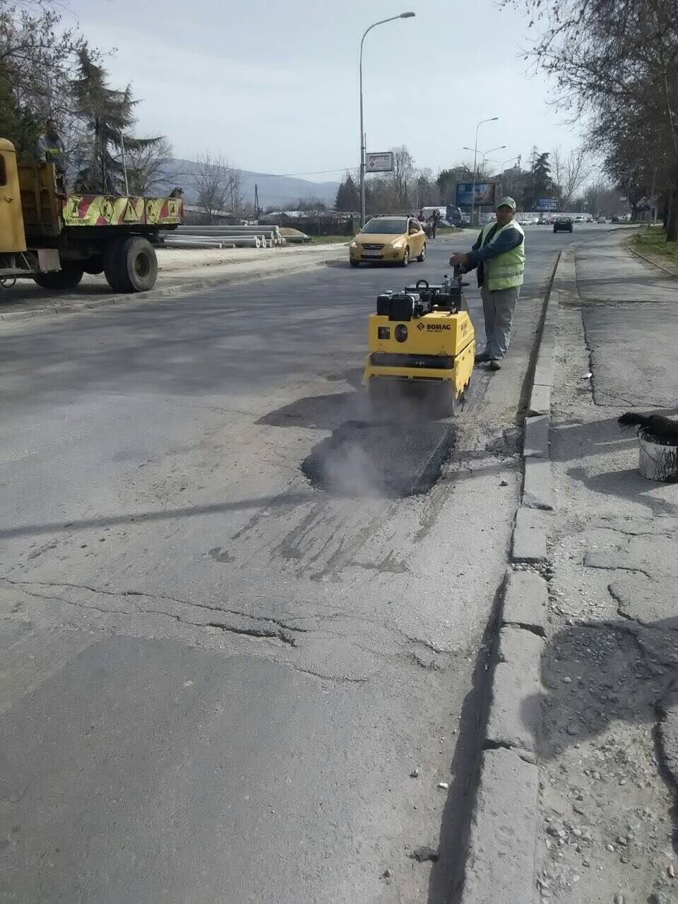 САНИРАЊЕ УДАРНИ ДУПКИ НА ГРАДСКИТЕ СООБРАЌАЈНИЦИ