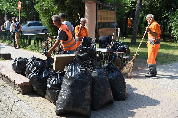 QYTETI SHKUPIT PËRSËRI NDIHMOI NË PASTRIMIN E MBETURINAVE NË QENDRËN KLINIKE