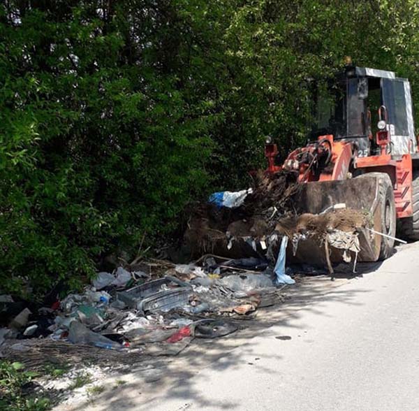 LARGOHEN 150 METËR KUB MBETJE NË AKSIONIN PËR PASTRIMIN E DEPONIVE TË EGRA NË AERODROM DHE KISELLA V