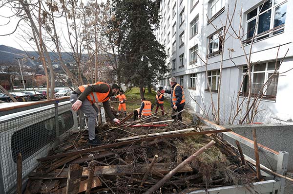 ГРАД СКОПЈЕ СЕ ВКЛУЧИ ВО ЧИСТЕЊЕТО НА ДВОРОТ НА СТУДЕНТСКИОТ ДОМ „ПЕЛАГОНИЈА“