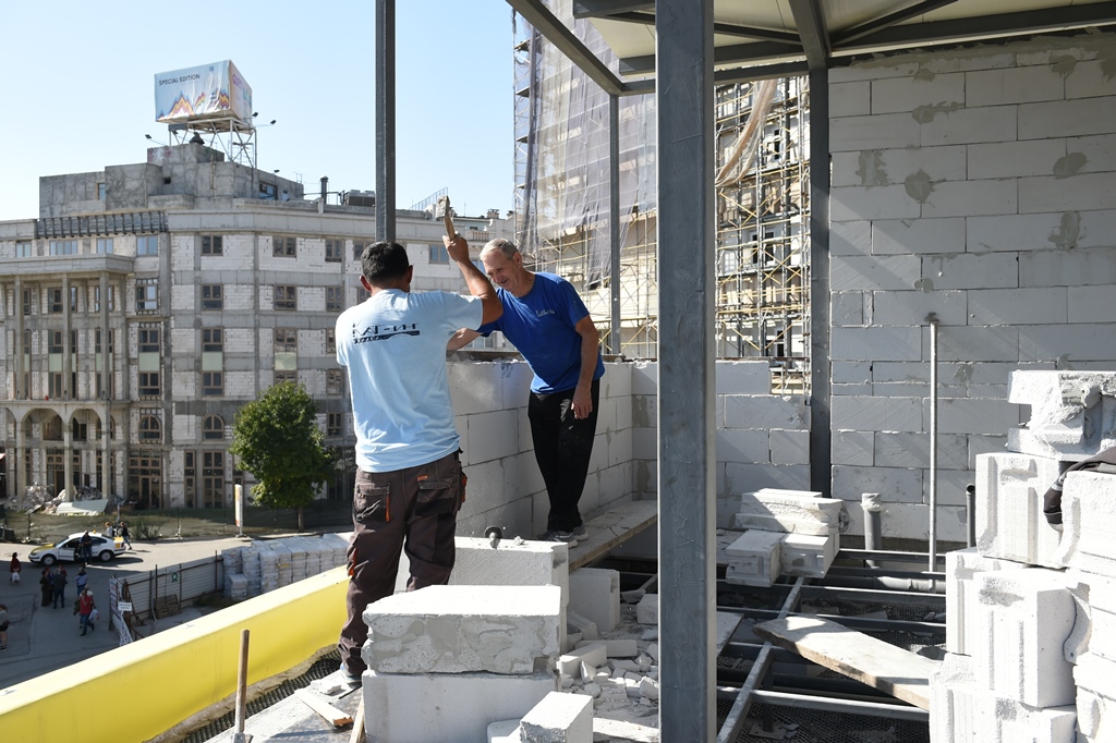 ПОЧНА ДЕМОНТАЖАТА НА ВРЕМЕНИОТ ОБЈЕКТ НА ПОКРИВОТ НА ГТЦ