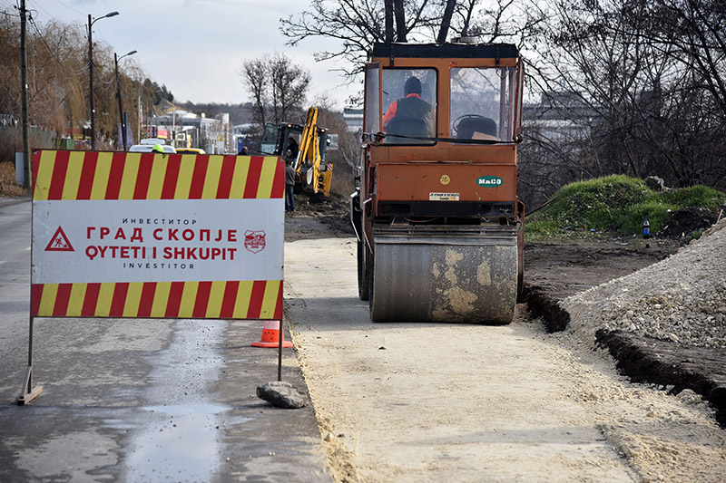 ЗАПОЧНА ИЗВЕДБАТА НА НОВИОТ ТРОТОАР НА УЛИЦАТА СКУПИ