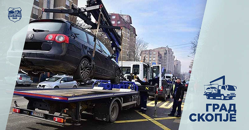 Janë mënjanuar nga hapësirat publike 121 automjete të parkuara në mënyrë të paligjshme 