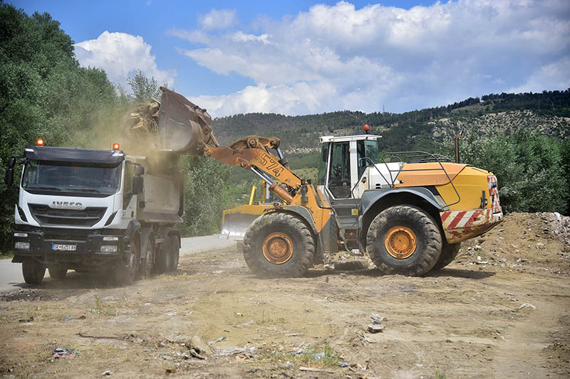 ГРАД СКОПЈЕ РАСЧИСТУВА УШТЕ ЕДНА ГОЛЕМА ДИВА ДЕПОНИЈА, ВО РАШЧЕ