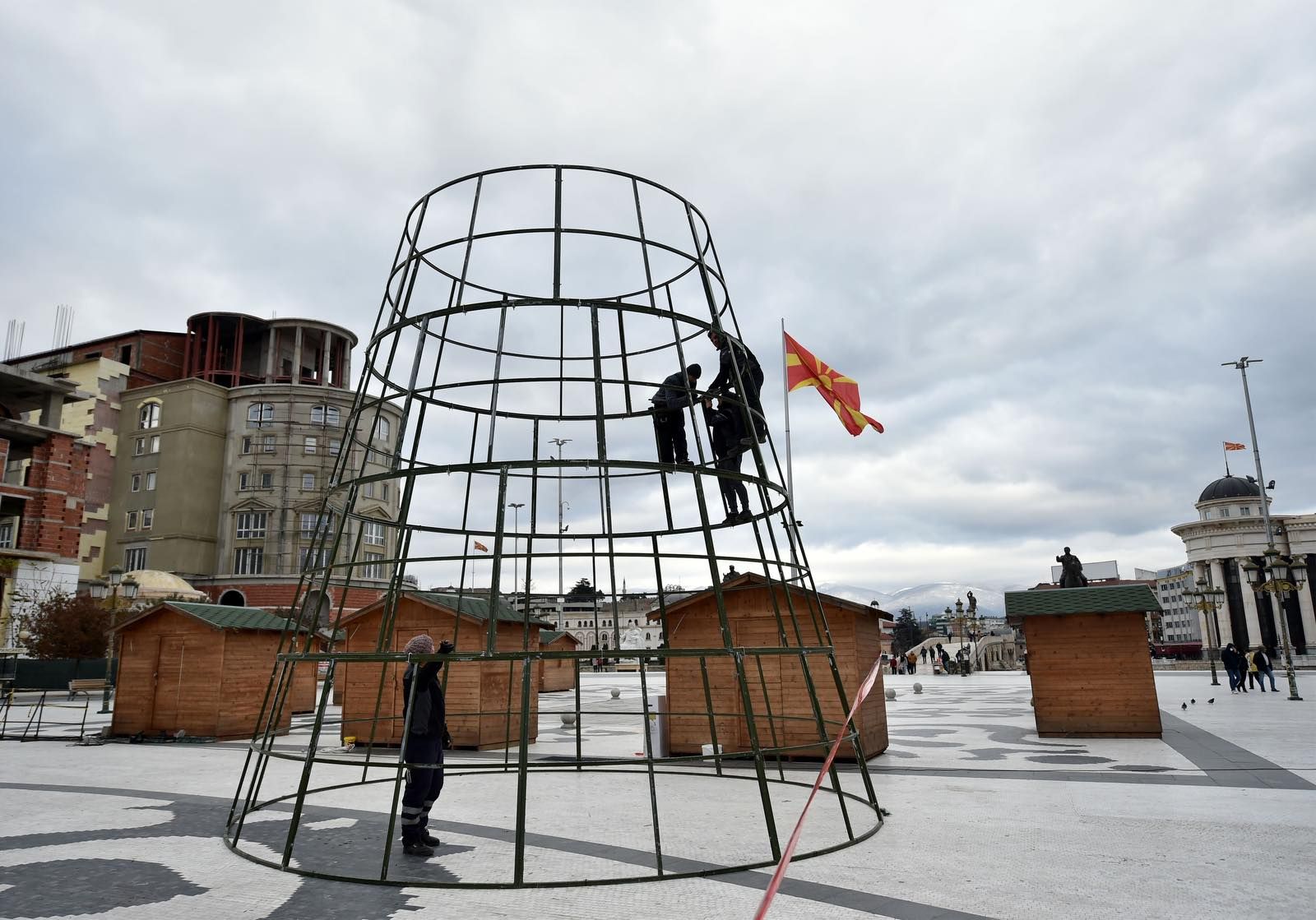 Po zbukurohet qyteti i Shkupit për festat e Vitit të Ri   