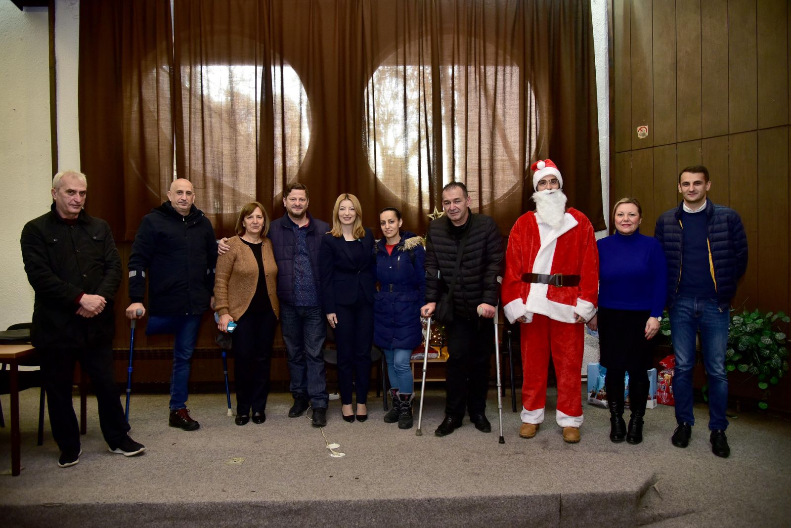 Kryetarja Arsovska u ndau paketa të Vitit të Ri fëmijëve në Shtëpinë e organizatave humanitare “Dare Xhambaz"