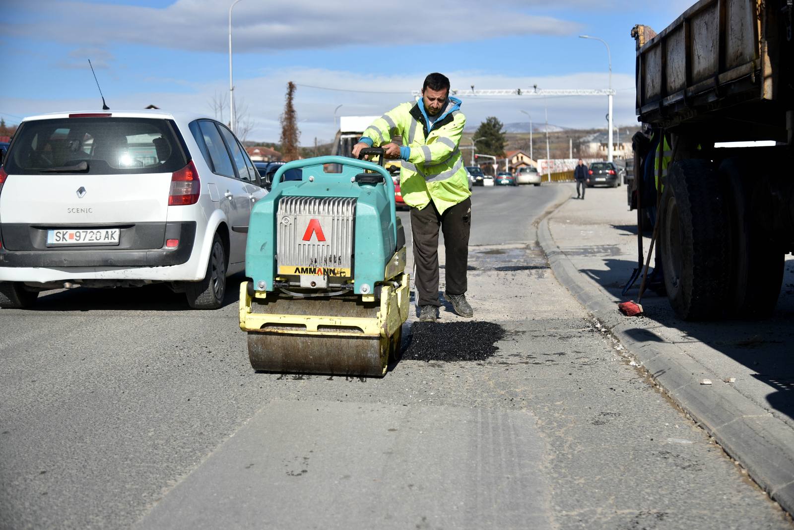 NP Rrugë dhe rrugica është duke riparuar rrugën kryesore në komunën e Sarajit