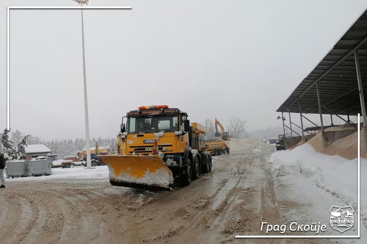 Shërbimi dimëror i Qytetit të Shkupit ndërhyri duke hedhur 450 tonë kripë 
