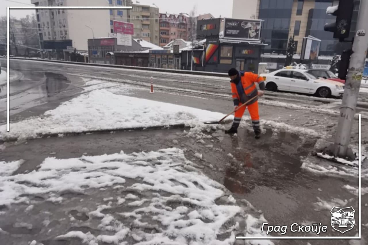 Екипите на Градот Скопје и ЈП Комунална хигиена работат на расчистување на паднатиот снег за безбедно одвивање на сообраќајот