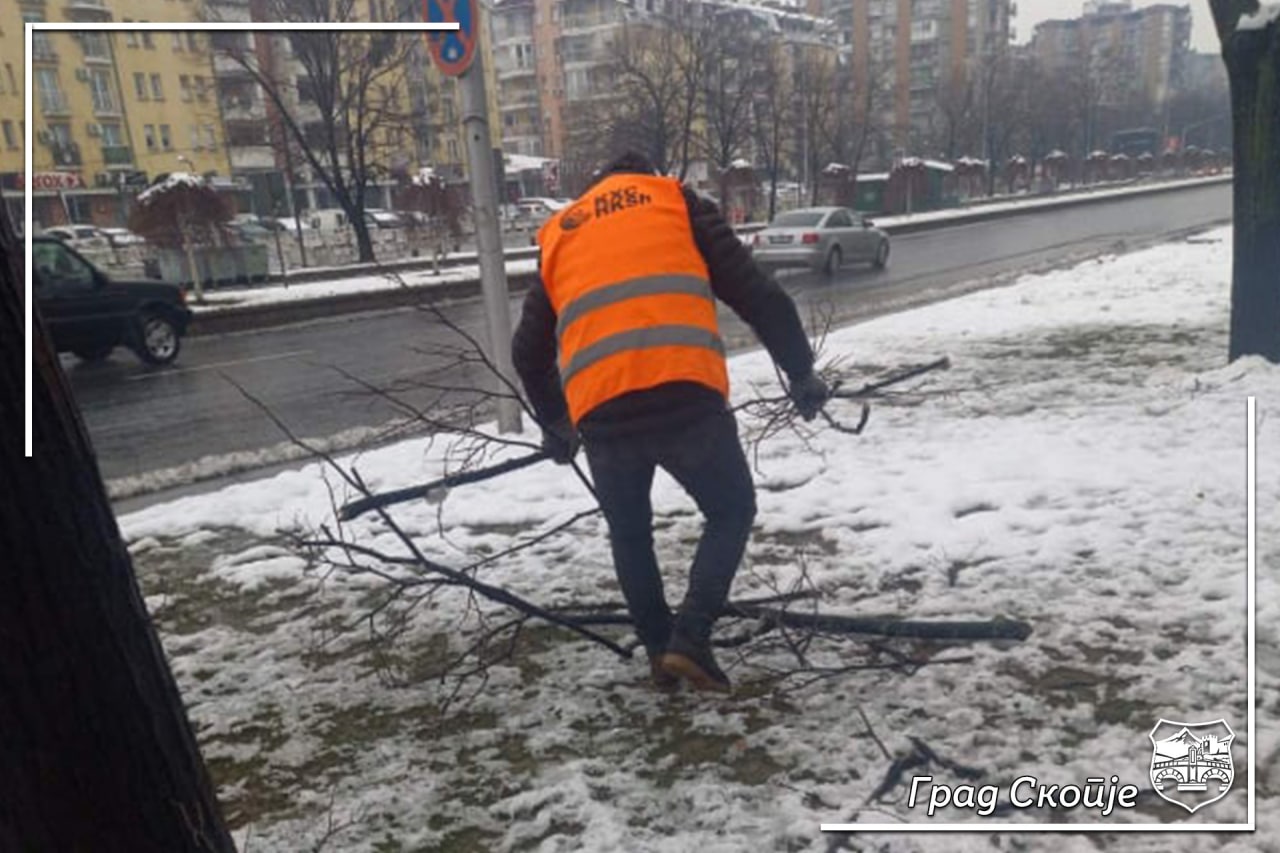 Ekipet e NP “Higjiena Komunale” me aktivitete të koordinuara në terren pastrojnë borën në të gjitha komunat e Shkupit