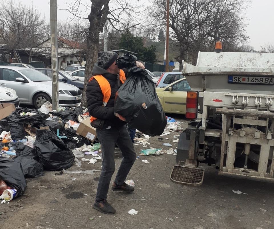 Дежурства на градските комунални редари спроти Ист гејт – поднесени 4 прекршочни пријави за неправилно одложување комунален отпад