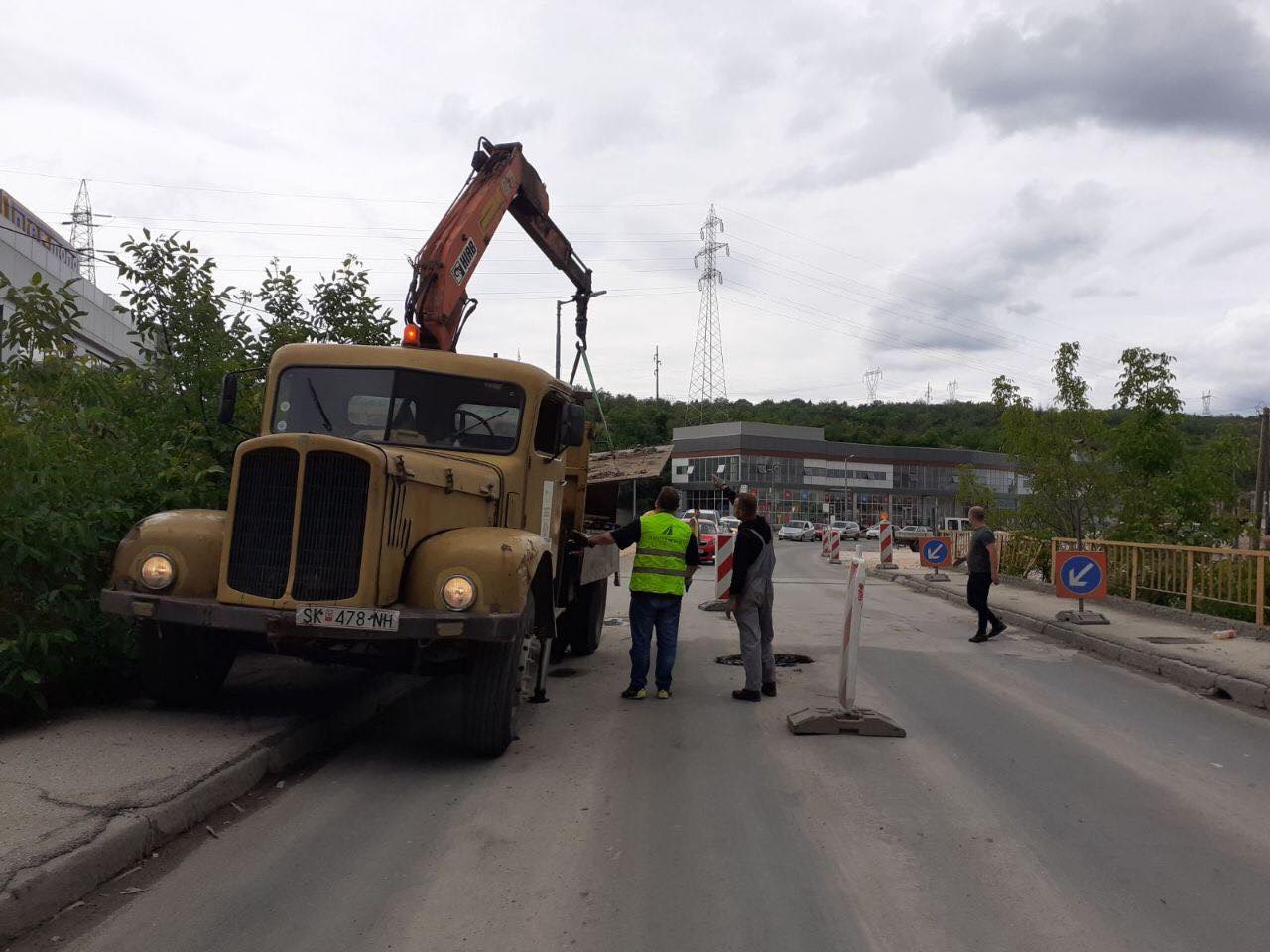 Итна и брза интервенција на службите од Град Скопје за санација на ударната дупка на мостот пред Маркова Река пред Драчево