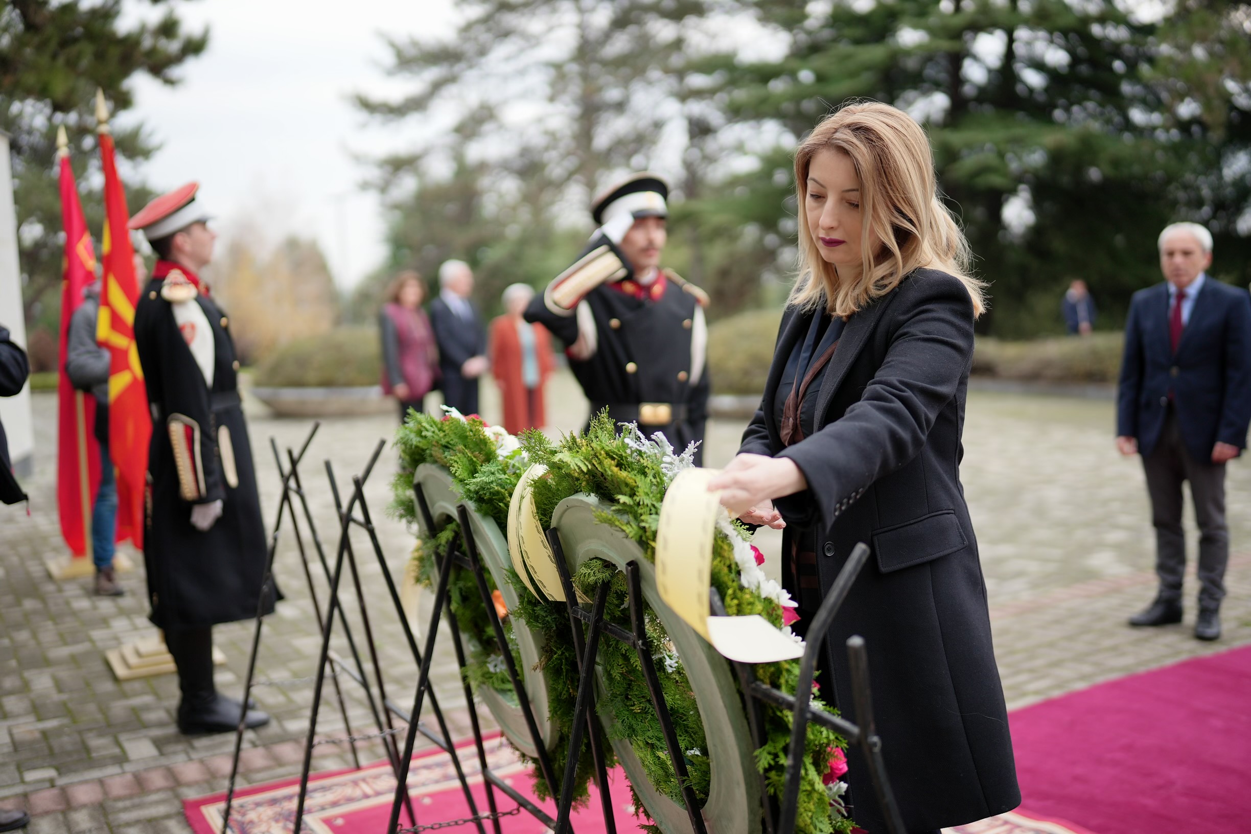 U vendosën lule në varrezat partizane në Butel dhe në varrin e gjeneralit Mihajlo Apostolski