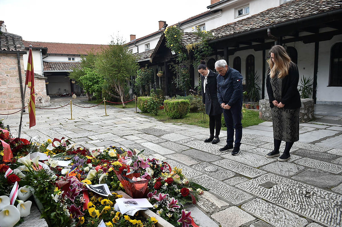 Делегација од Град Скопје положи свежо цвеќе на гробот на великанот Гоце Делчев 