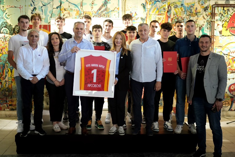 Градоначалничката Арсовска додели награди на европските шампиони од СУГС “Никола Карев“