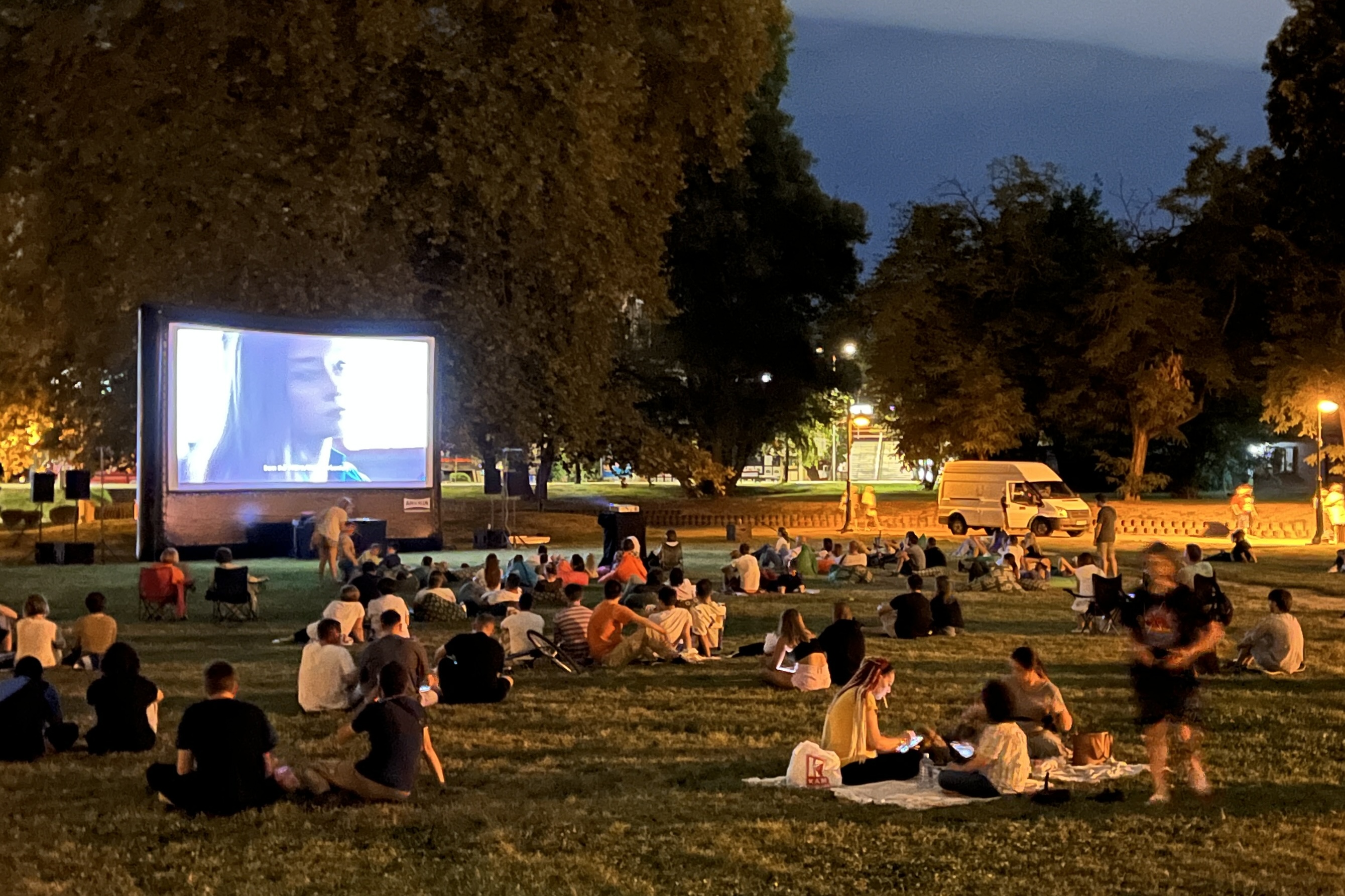 Одбележaн Меѓународниот ден на младите во Скопје со кино на отворено и музичка забава во Градскиот парк